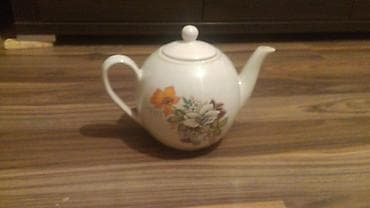 Обьемный чайник. цвет белый. стекло российское(советское). Цена