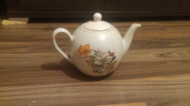 маленький чайник: Обьемный чайник. цвет белый. стекло российское(советское). Цена — 1