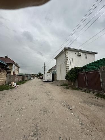 дома с большим участком: Продаётся дом с большим двором и хозяйственными постройками. ж/м — 1
