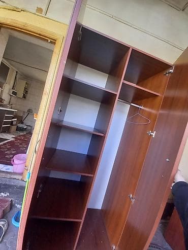 туалетный столик комод: Двухдверный шкаф для одежды из ЛДСП под древесину (теплый орех/вишня) — 4