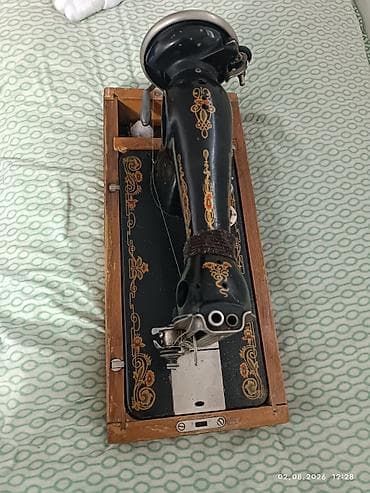 jack a2: Ручная швейная машина в деревянном футляре. Особенности: - — 5