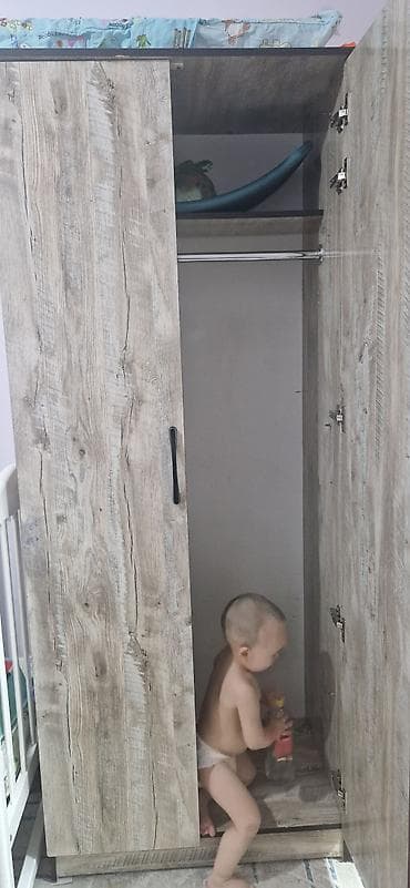 Тумбы и подставки: Трехстворчатый шкаф-распашной для одежды с зеркалом. - Материал: ЛДСП — 4