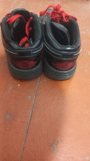 искры для обуви: Кроссовки низкие, черные, в глянцевом исполнении с контрастной красной — 4