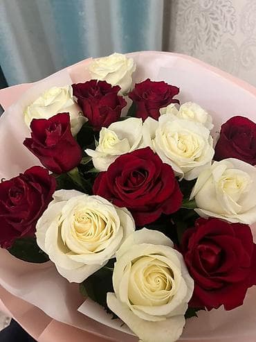 Букет из роз “Красное и белое” - Классическая композиция из красных и