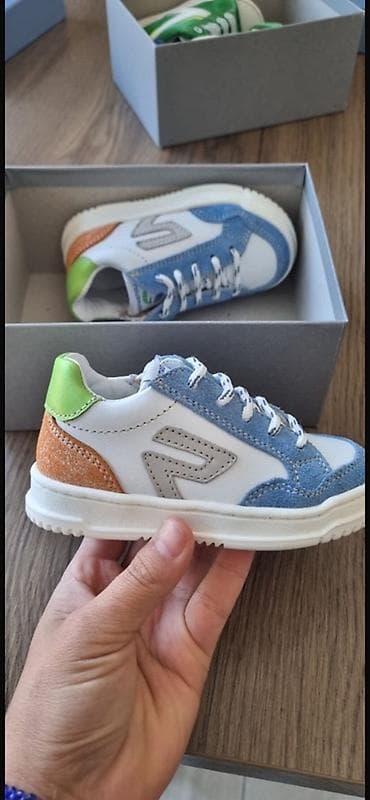 спорт красовки: Новая. Итальянская детская. Размер 21 . Маломерит Детские кроссовки — 1