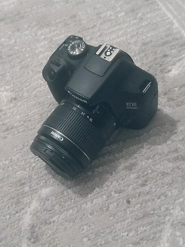 Зеркальная камера Canon EOS 2000D с объективом Canon EF-S 18–55mm