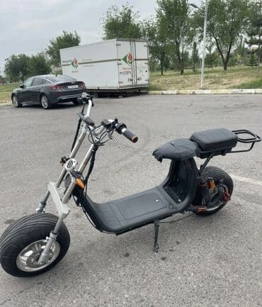 Электроскутер городского типа с широкой платформой и большими