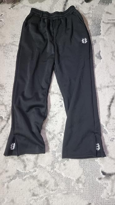 спорт трико: Черные спортивные брюки с логотипом на бедре и у низа штанин — 1