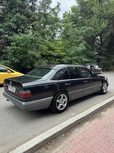 Mercedes-Benz W124: 1993 г., 2.2 л, Механика, Бензин, Седан — 3