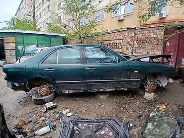 e class: Кузовной донор/разбор на запчасти — седан темно‑зеленого цвета (класс — 1