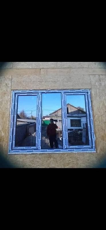 Трехстворчатое окно с рамой из ПВХ, оснащенное зеркальными