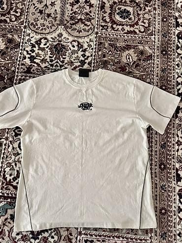 pull bear: Футболка белая с контрастной отделкой и принтами. - Классический — 2