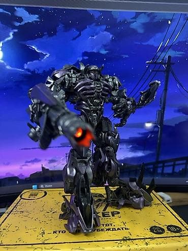 реалист: Фигурка-трансформер Megatron (inspired by Transformers, версия из — 5