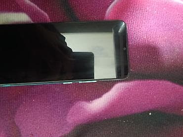 Смартфон itel (серия Vision) в градиентном бирюзовом цвете. Основные