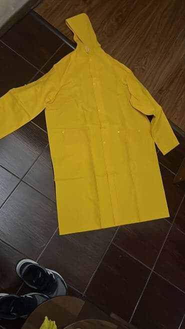 плащ дождовик: Практичный плащ-дождевик яркого желтого цвета, предназначенный для — 5