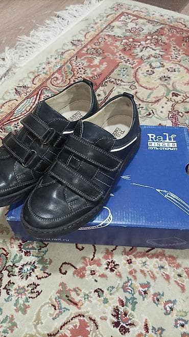 Джинсы и брюки: Десткая обувь для школы, унисекс. 35р . Надевали пару раз. Немецкая — 1