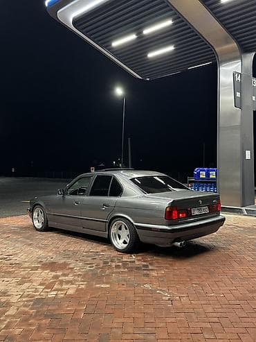 lexsus is: BMW 5 series: 1991 г., 3 л, Механика, Бензин, Седан — 3