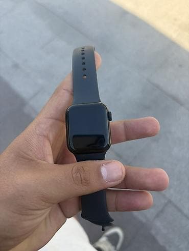 17 мини: Apple Watch se3 40 mm в идеальном состоянии акб 100 в черном цвете — 1