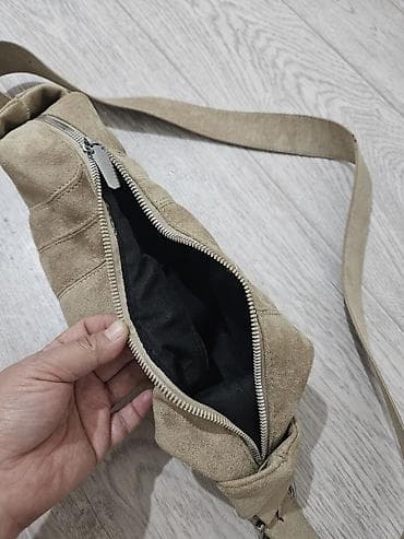 пирсинг пупка: Сумка-хобо/бананка из замши, бежевый цвет. Полукруглая форма с — 6