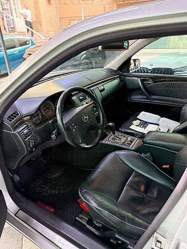 id 4: Mercedes-Benz E-Class: 2000 г., 3.2 л, Автомат, Бензин, Седан — 5