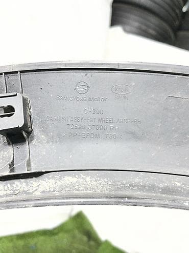 lining pantera: Молдинг (накладка) на переднее правое крыло SsangYong Korando (C300) — 1