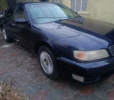 Седан темно-синего цвета. Кузов с классическим дизайном 90‑х, окраска