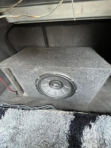 Срочно срочно сатылат оригинал Автомобильный сабвуфер JBL в