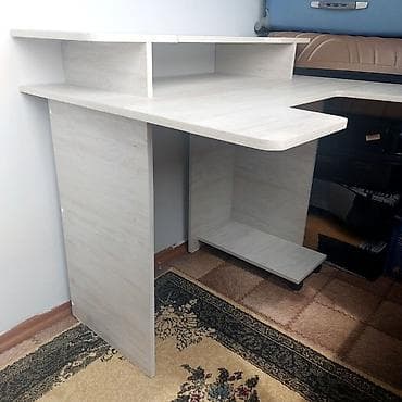 комтер: 🖥️ Продам компьютерный стол в отличном состоянии. ✔️ Светлый — 1