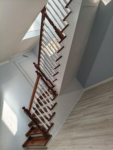 Үй жана бакча: Агач тепкичи Жеке менчик үй үчүн, Жыгачтын туру: Кара Жыгач, Тепкичтин формасы: Көп марштуу, Стиль: Классикалык — 2