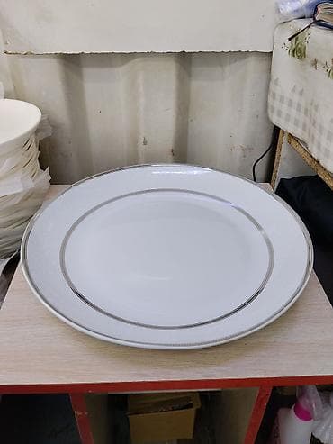 dinner table: Столовая тарелка из тонкого фарфора с элегантным серебристым декором — 2