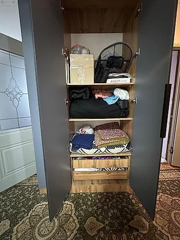 кухынный стол: Продаю шкаф и туалетный столик. Бу, но в отличном состоянии, все полки — 8