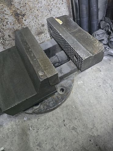 Тиски фрезерные поворотные, массивные. поворотный стол в комплекте