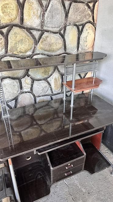 Компьютерный стол, С полками