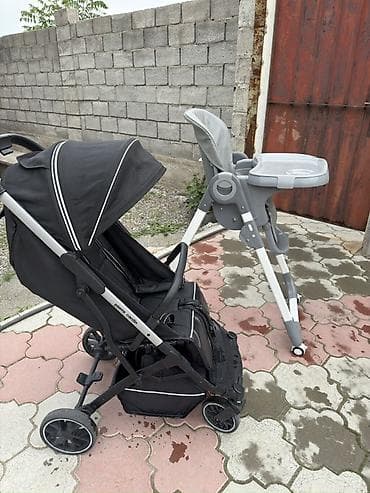 Детский комплект: прогулочная коляска и стульчик для кормления