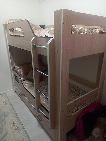 Двухъярусная кровать из ЛДСП с металлической лестницей. - Компактная