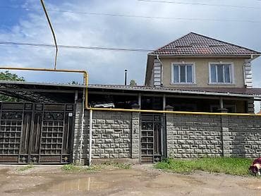 Продаётся частный дом с большим участком и благоустроенным двором. -