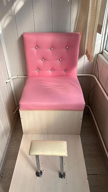 Маникюрные столы: Б/у Педикюрное кресло-подиум со ступенью и подставкой для ноги. за — 2
