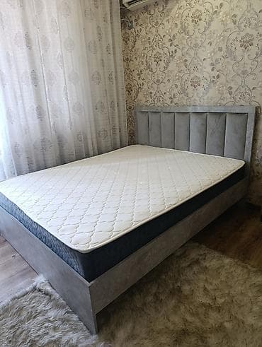 В отличном состоянии двуспальная кровать с мягким изголовьем