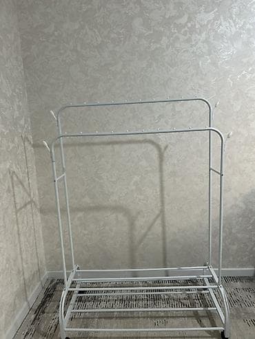 прихожую: Напольная вешалка-стойка для одежды, металлическая, на колесиках. - — 2