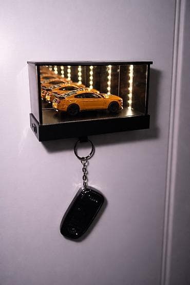 вешалка для ключей: Декоративная мини‑витрина с подсветкой и держателем для ключей. - — 1