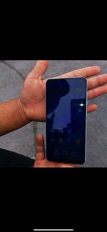 sony rx100: Смартфон с экраном с отверстием под фронтальную камеру в левом верхнем — 1