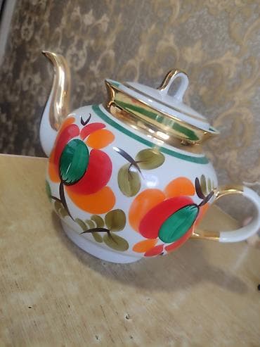 Фарфоровый заварочный чайник с яркой ручной росписью в стилистике