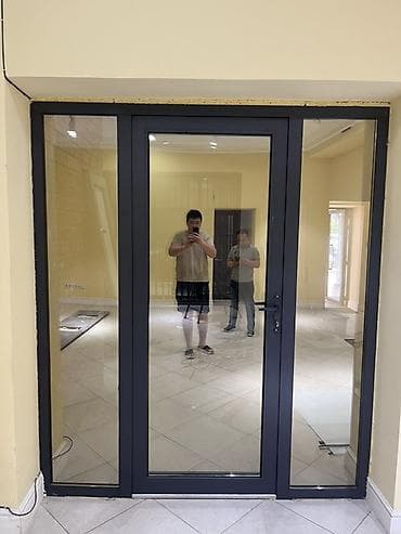 Алюминиевая стеклянная дверь с боковыми стационарными световыми