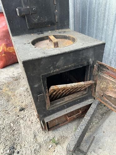Металлическая печь на твердом топливе (буржуйка) с варочной конфоркой