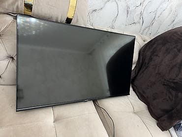 Телевизор SKYWORTH, диагональ около 40–43" (высота экрана ~58–60 см)