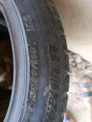 бетон лоток: Шины 215 / 55 / R 17, Б/у, Bridgestone — 2