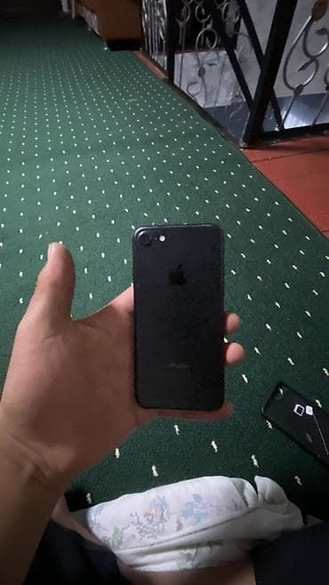алфон 7: IPhone 7, цвет Black (чёрный). - Дисплей 4.7", кнопка Home с Touch ID — 1