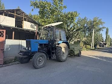 Трактор «Беларус» МТЗ-80.1 с прицепленным пресс-подборщиком. сокосу