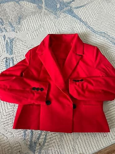 Яркий женский укороченный пиджак красного цвета. - Классический