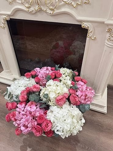 шапке: Большая декоративная цветочная композиция в корзине. Состав: - Пышные — 1